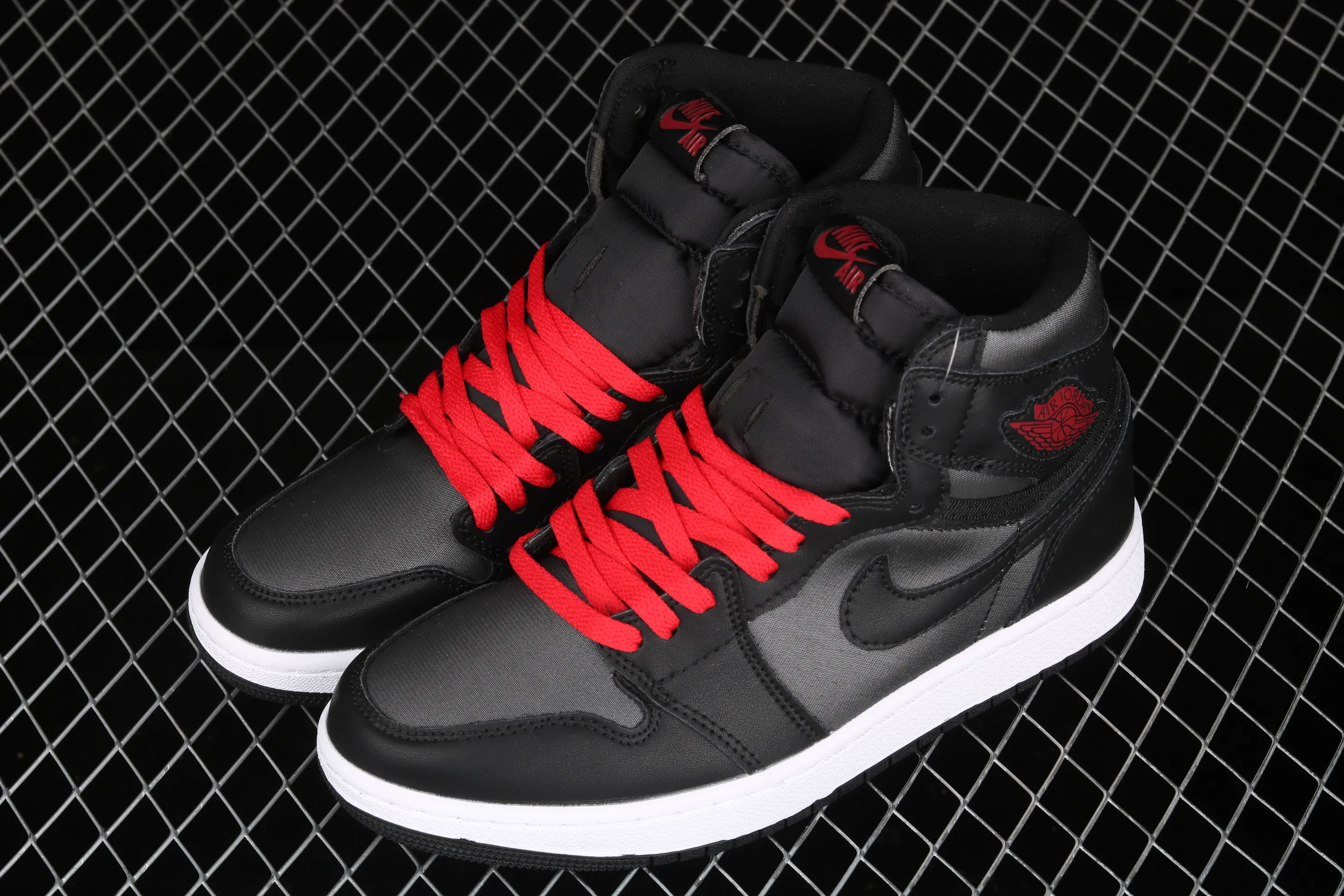 All categories Air Jordan Jordan series basketball shoes Air Jordan 1 High Air Jordan 1 Retro High OG AJ1 Joe 1 black and red silk high-top basketball shoes 555088-060